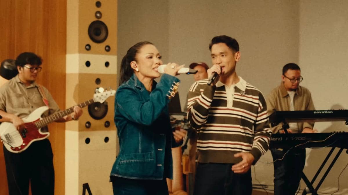 Potret Afgan dan Kris Dayanti membawakan lagu "Kepastian" dalam live session Retrospektif Duets (youtube.com/Afgan)