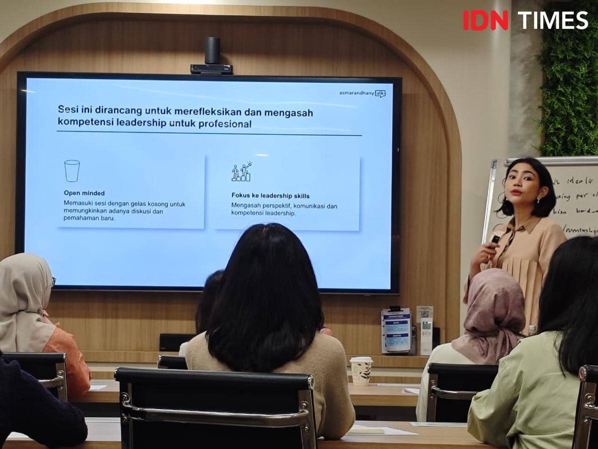 Ajeng Asmarandhany, Certified Career Coach & Leadership Trainer pada sesi kelas Women's Space Mentorship Bootcamp 2026 di Paragon Community Hub