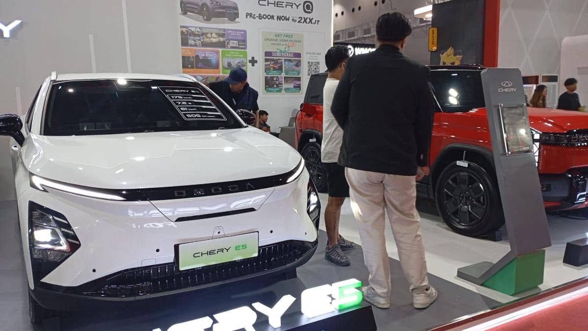 Pengunjung melihat mobil listrik Chery E5 berwarna putih yang dipamerkan di stan Chery dengan berbagai promo menarik selama pameran otomotif.