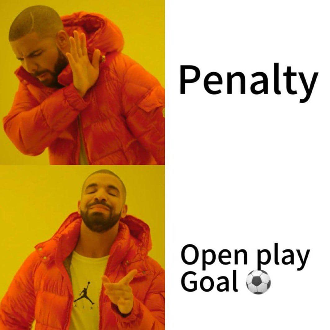 Meme dua panel dengan pria berjaket oranye menolak tulisan 'Penalty' dan menyetujui tulisan 'Open play Goal' dengan emoji bola.
