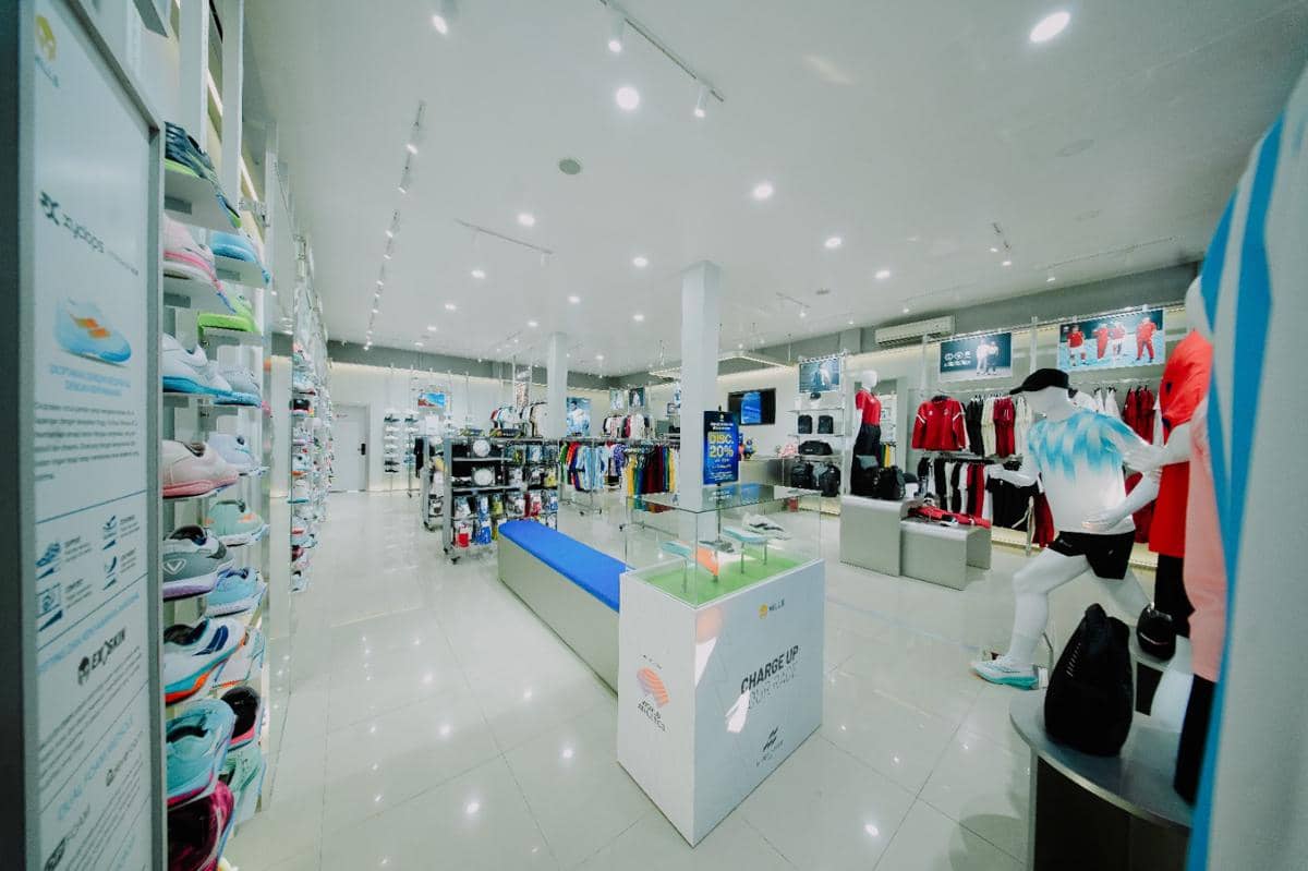Tampilan interior toko Mills di Singkawang dengan deretan sepatu, pakaian olahraga, dan perlengkapan atletik yang tertata rapi.