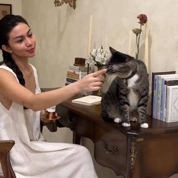 Ariel Tatum dan kucing-kucingnya