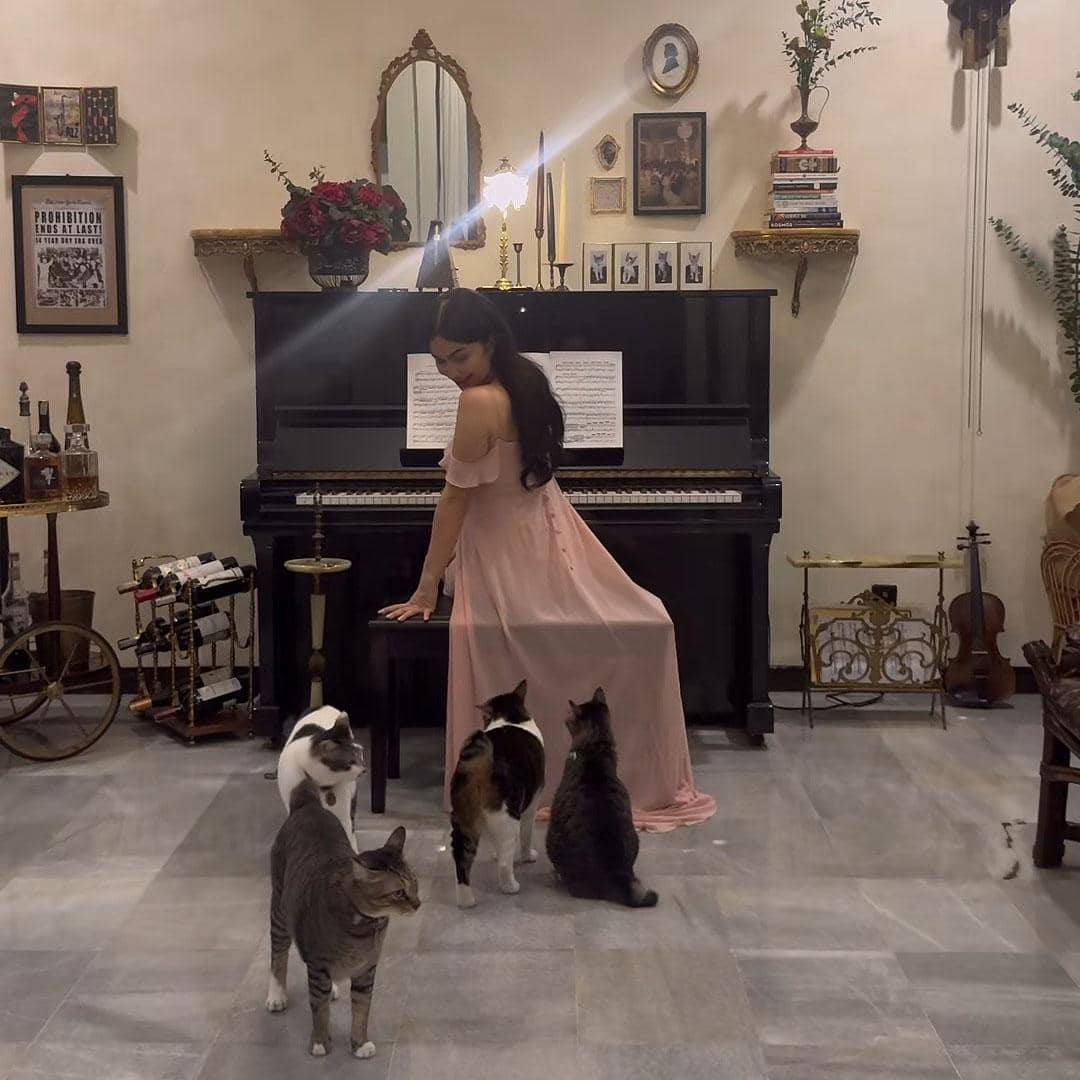 Ariel Tatum dan kucing-kucingnya