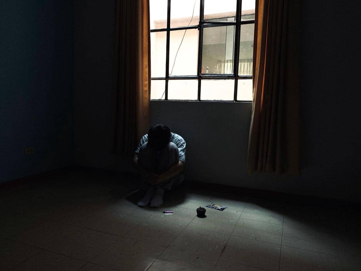 dalam kegelapan kamar