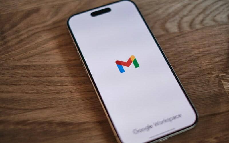 ilustrasi aplikasi Gmail di smartphone