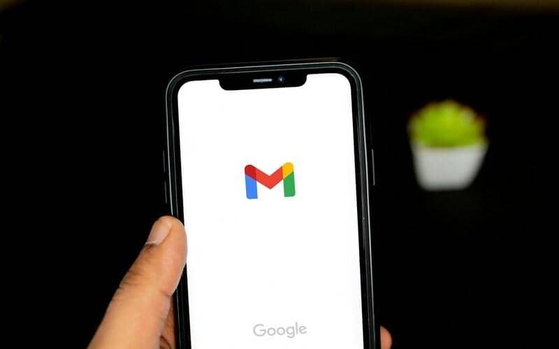 ilustrasi pengguna membuka aplikasi Gmail di smartphone