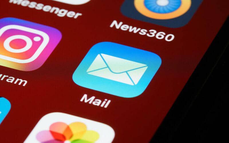 ilustrasi logo aplikasi email di smartphone