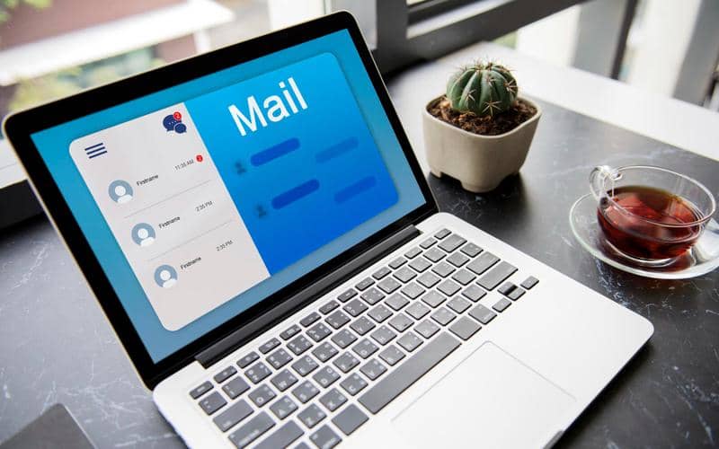 ilustrasi pesan email di layar laptop