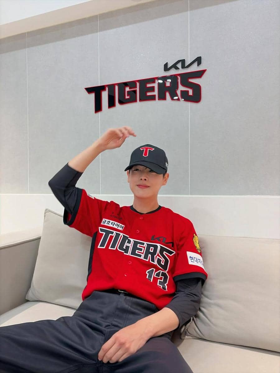 outfit nonton pertandingan olahraga ala Choi Byungchan