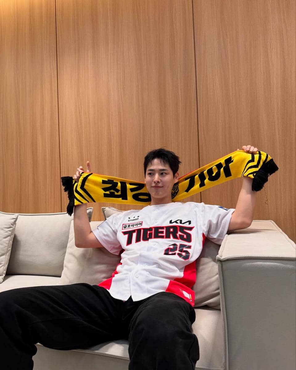 outfit nonton pertandingan olahraga ala Choi Byungchan