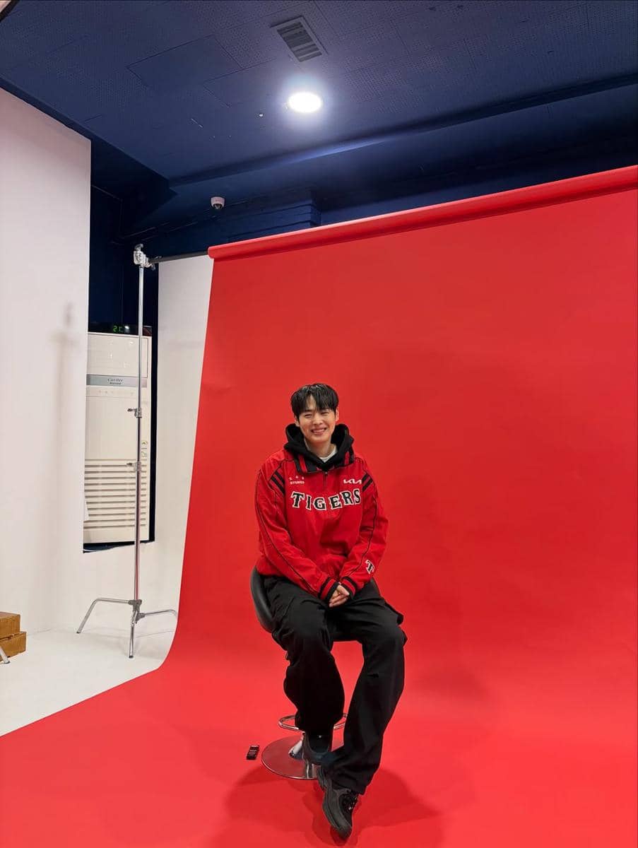 outfit nonton pertandingan olahraga ala Choi Byungchan