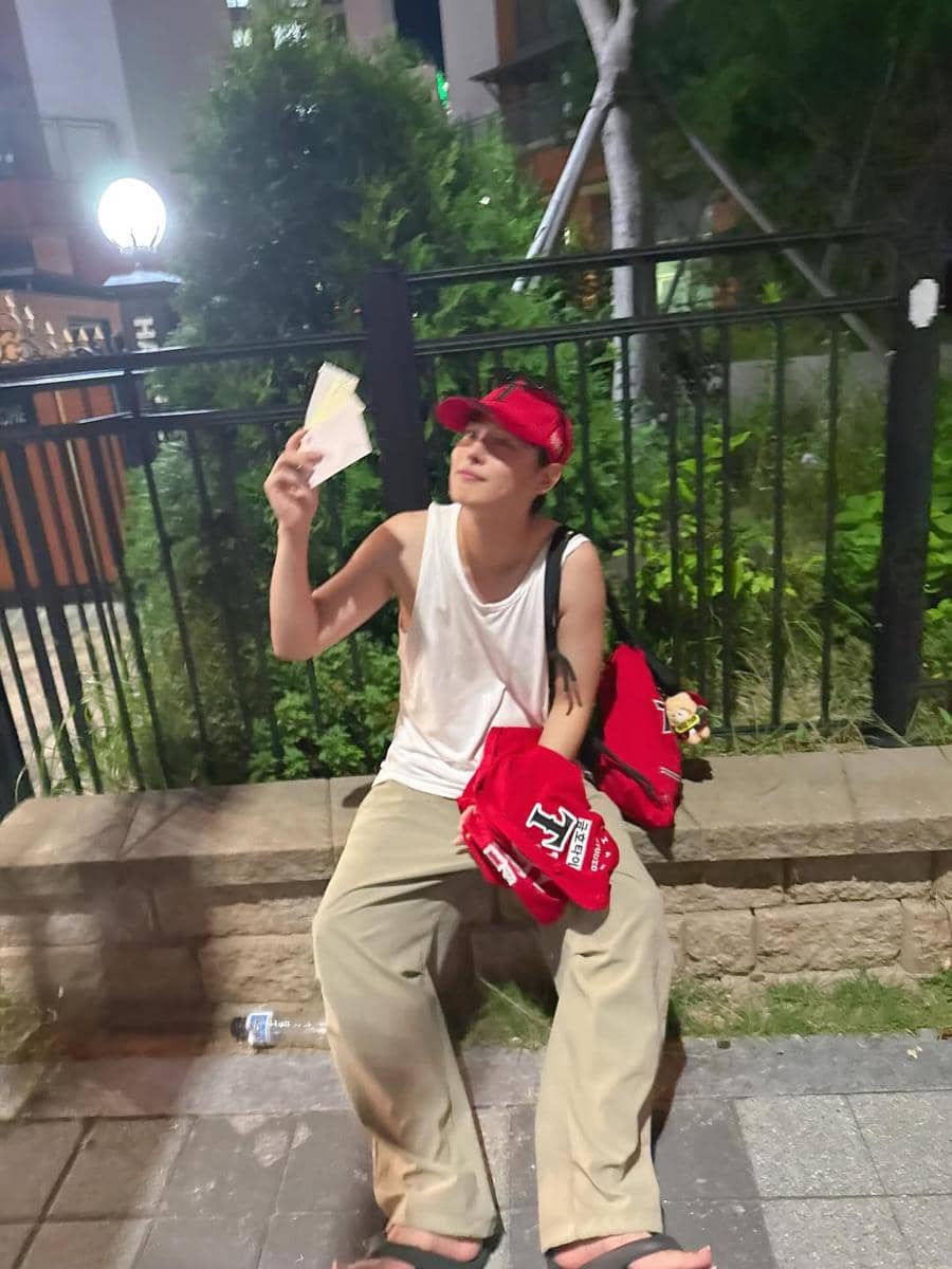 outfit nonton pertandingan olahraga ala Choi Byungchan