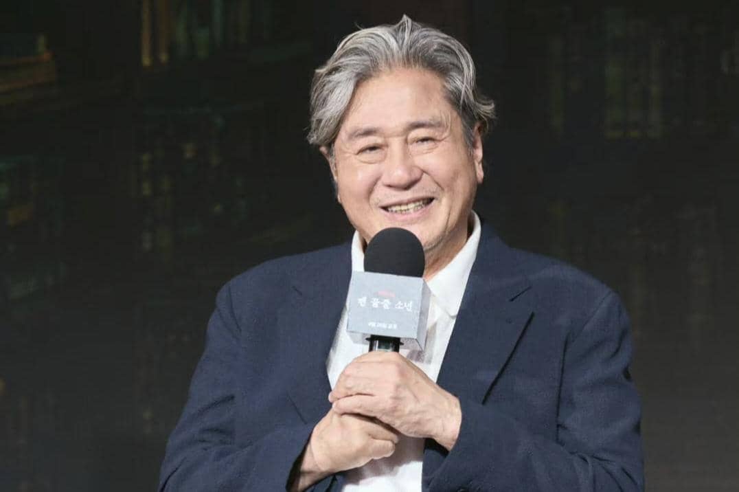 potret Choi Min Sik di konferensi pers drama Notes from the Last Row