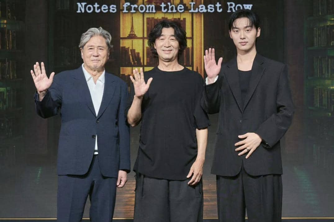 potret Choi Min Sik, sutradara Kim Kyu Tae, dan Choi Hyun Wook di konferensi pers drama Notes from the Last Row
