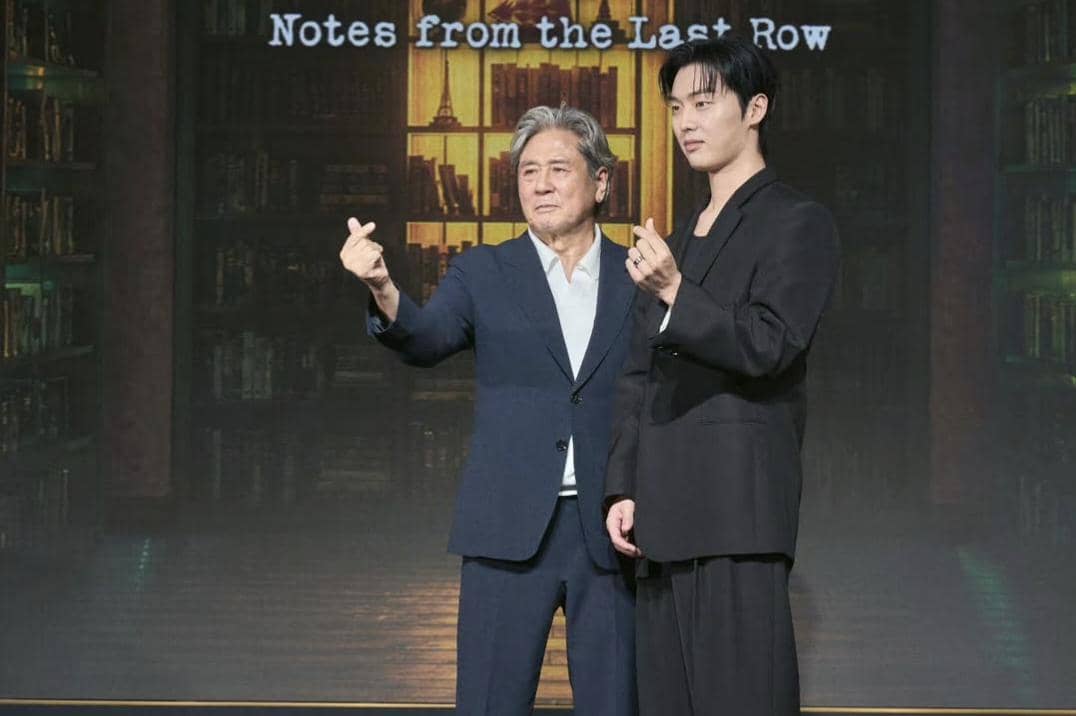 potret Choi Min Sik dan Choi Hyun Wook di konferensi pers drama Notes from the Last Row