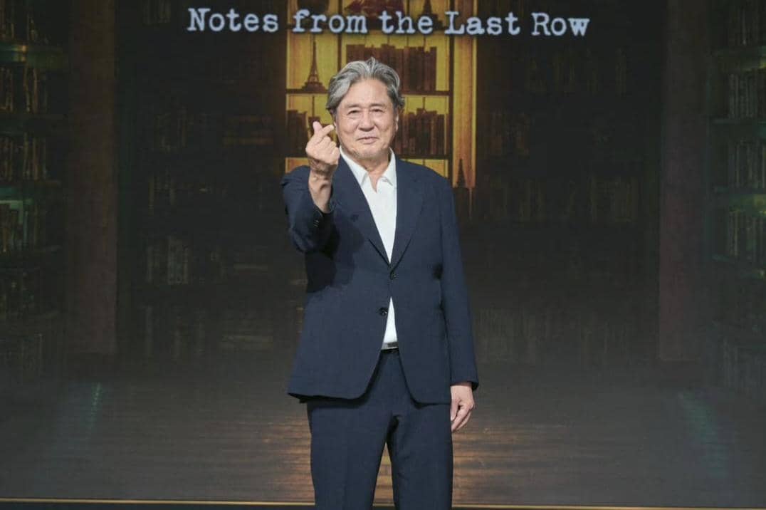 potret Choi Min Sik di konferensi pers drama Notes from the Last Row