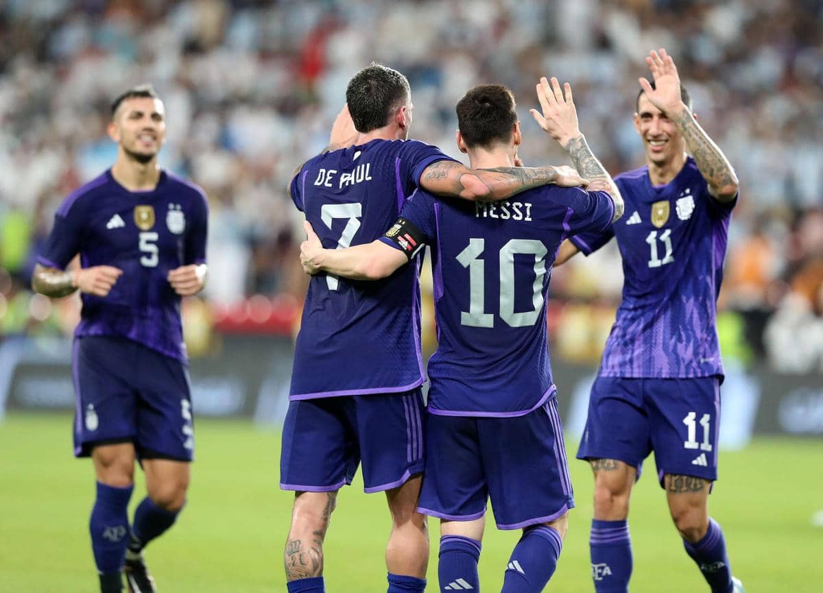 Selebrasi kemenangan pemain Timnas Argentina Lionel Messi, Rodrigo De Paul, dan Angel Di Maria di lapangan hijau.
