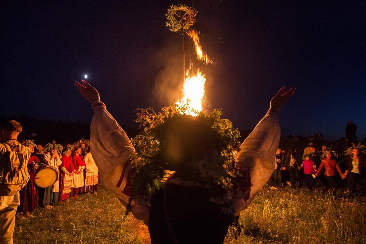 ilustrasi perayaan Kupala Night di Eropa Timur