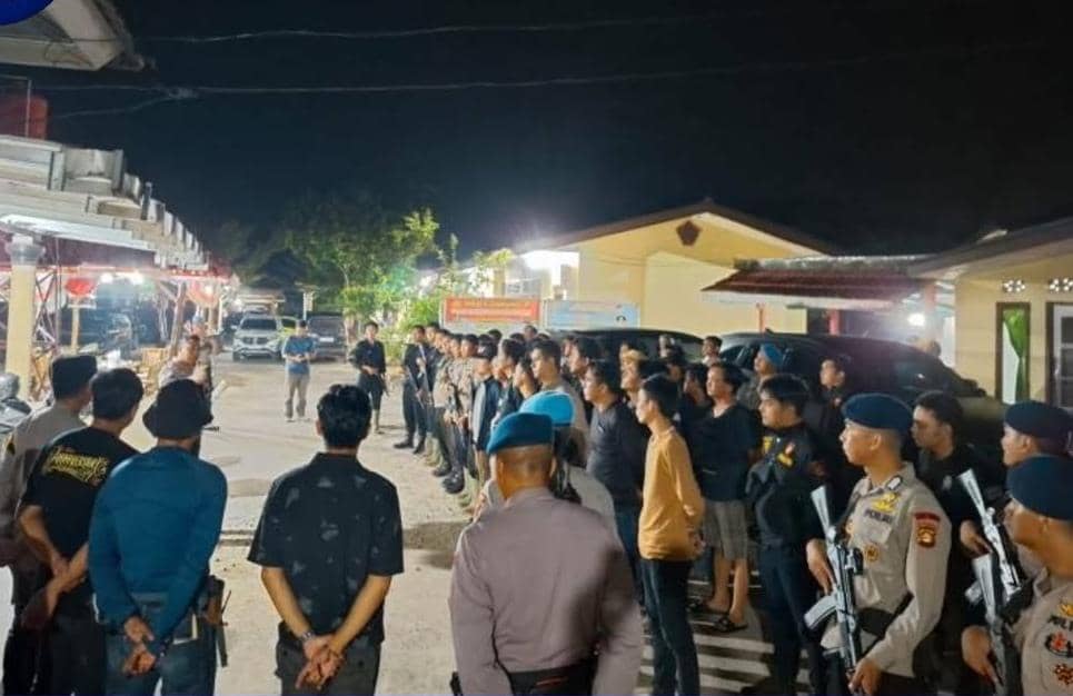 Perosnil kepolisian saat mengamankan kerusuhan di kantor PT Buluh Cawang Plantation Mesuji OKI.