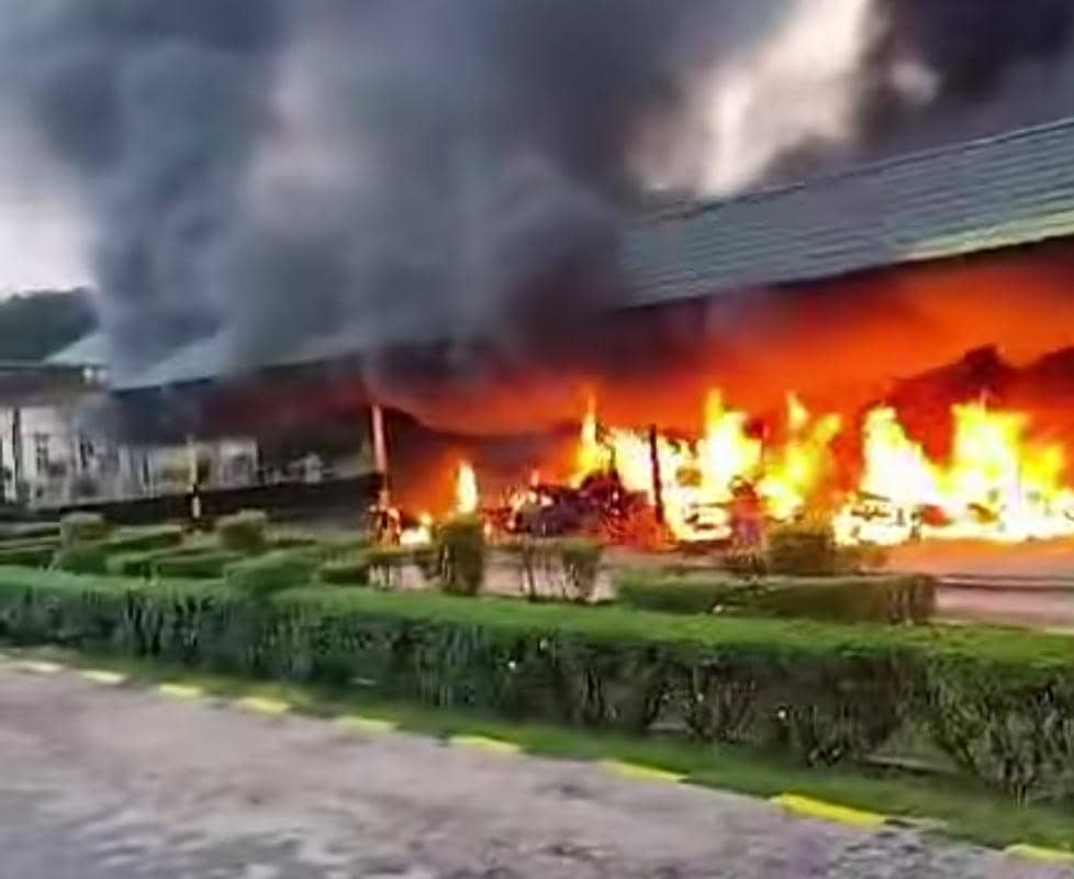 Situasi kebakaran di kantor PT Buluh Cawang Plantation Mesuji OKI.