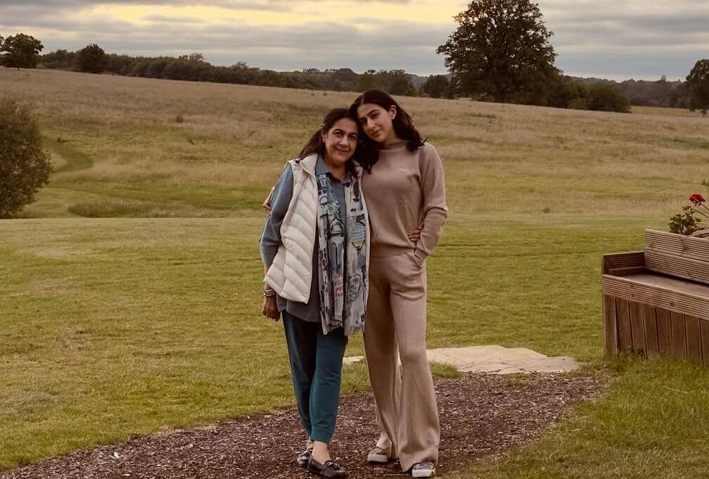 9 Potret Sara Ali Khan Liburan di London, Bareng Ibu dan Nenek