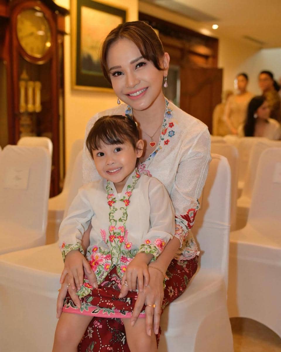 Rossa dan anak angkatnya