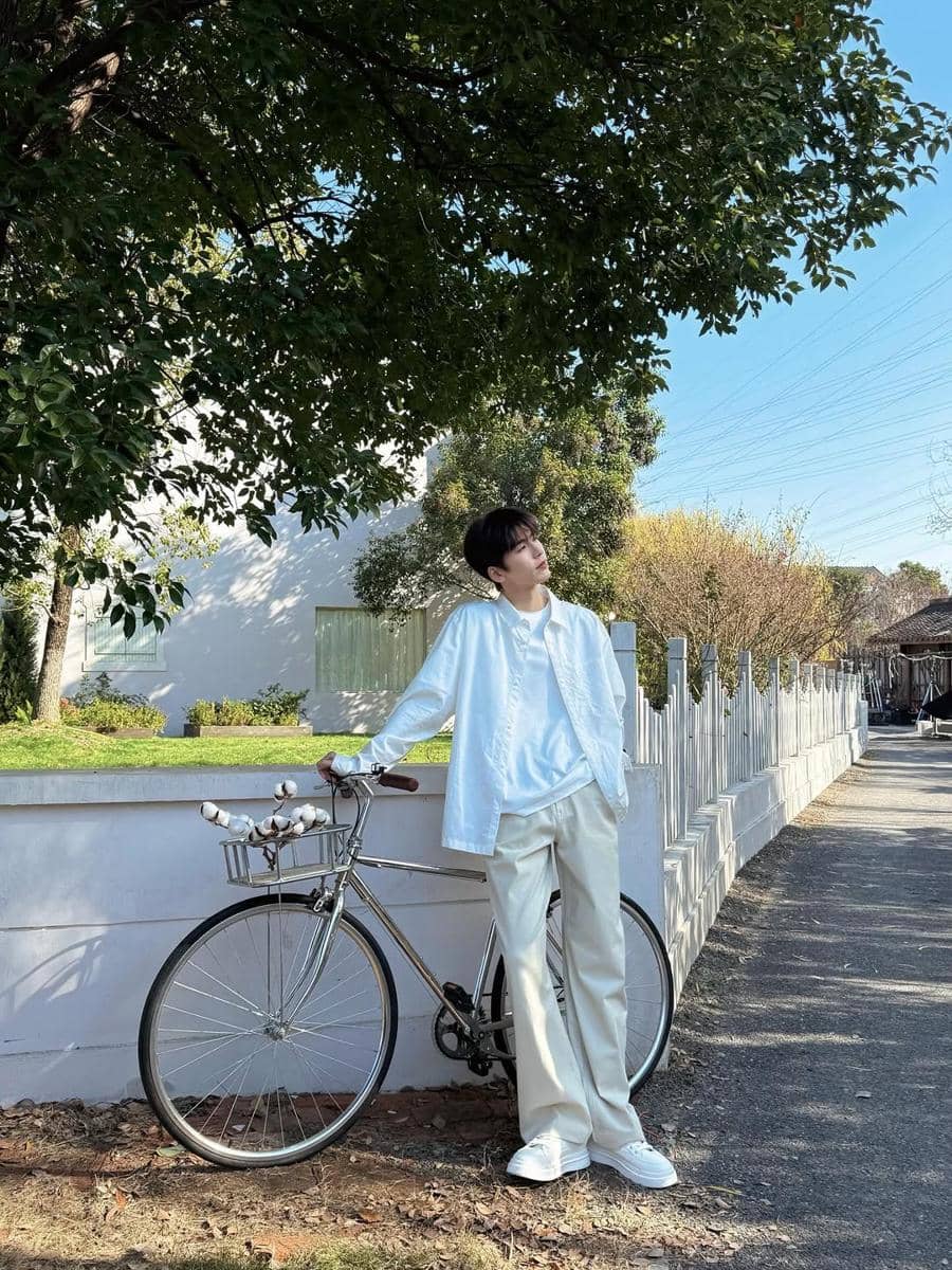inspirasi daily outfit keren ala Zhang Ling He yang kekinian