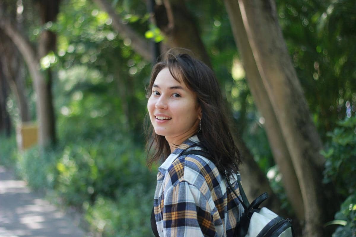 Seorang gadis yang tersenyum manis 