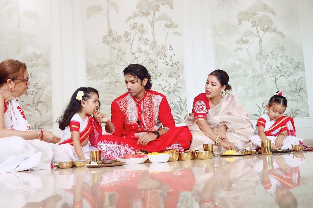 8 Potret Debina Bonnerjee Rayakan Festival Jamai Sasthi, Hangat!