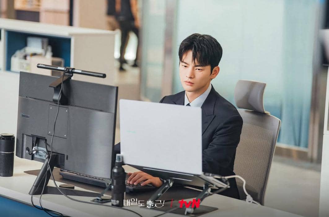 7 Bukti Kang Si Woo Workaholic di See You at Work Tomorrow!