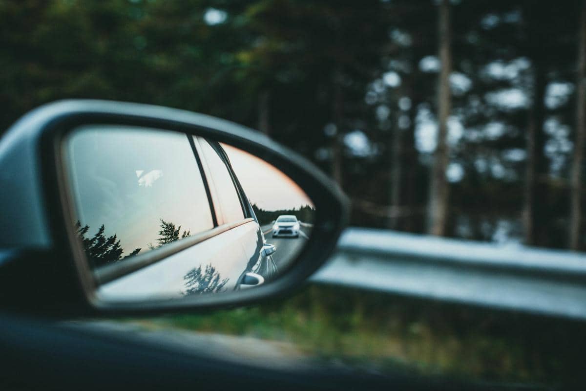ilustrasi spion mobil