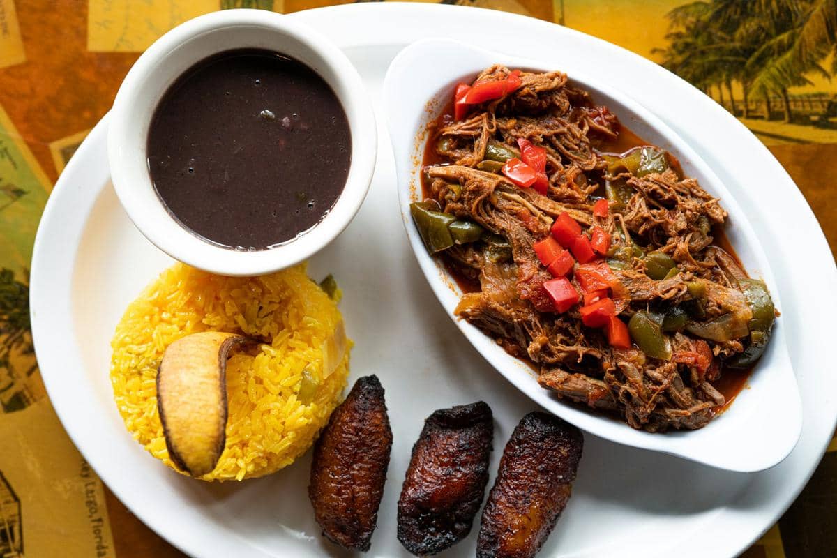 ilustrasi sajian carne guisada 