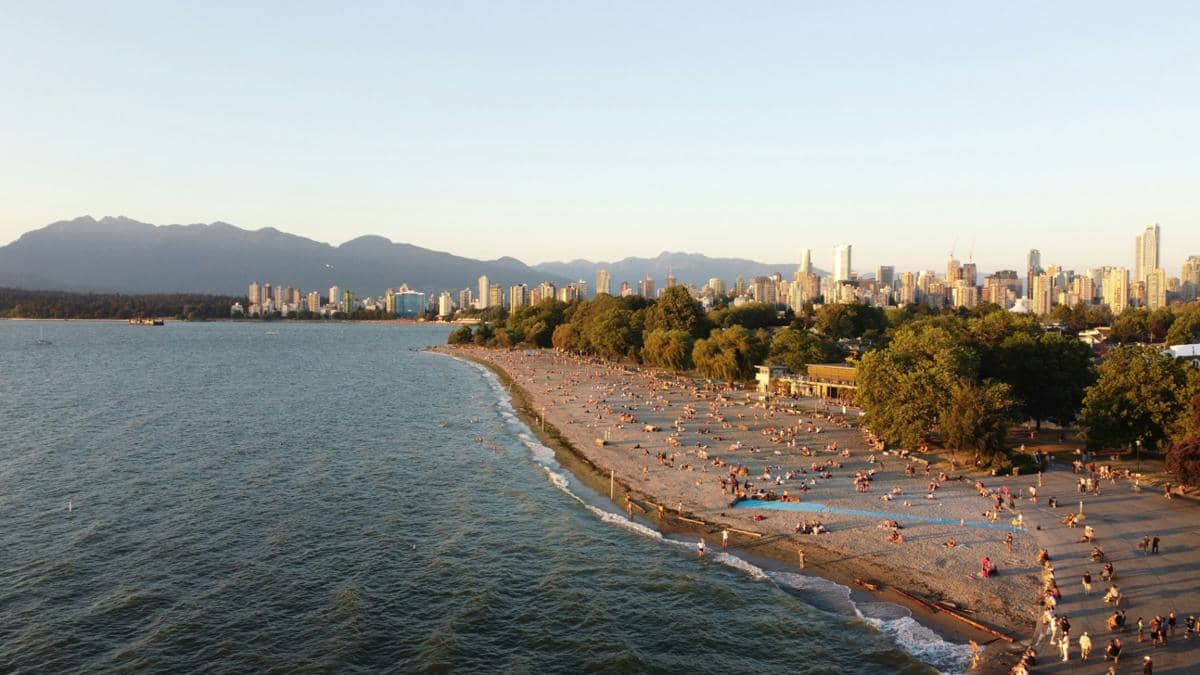 ilustrasi tepi pantai di Kitsilano 