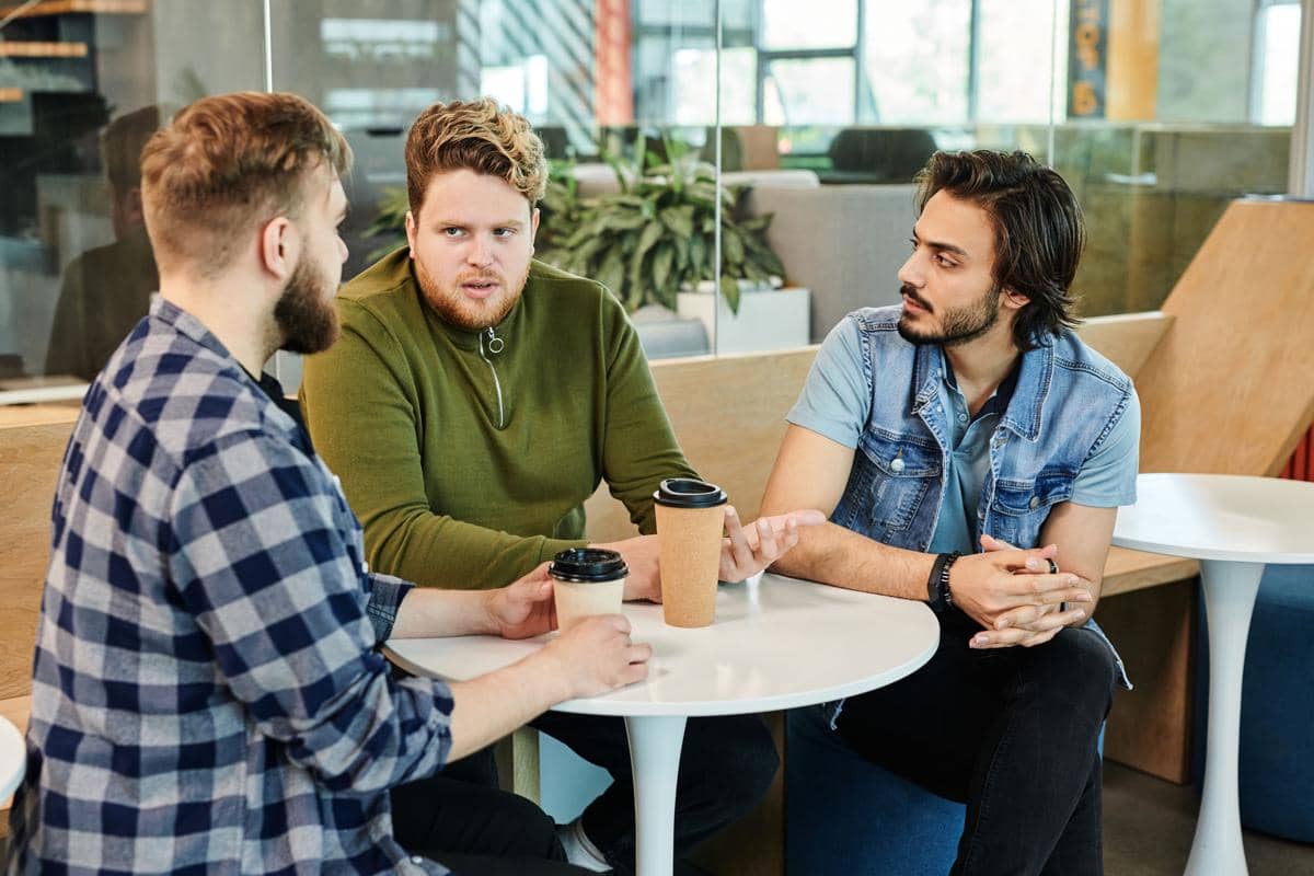 5 Tantangan yang Sering Dialami Cowok Gak Merokok saat Nongkrong