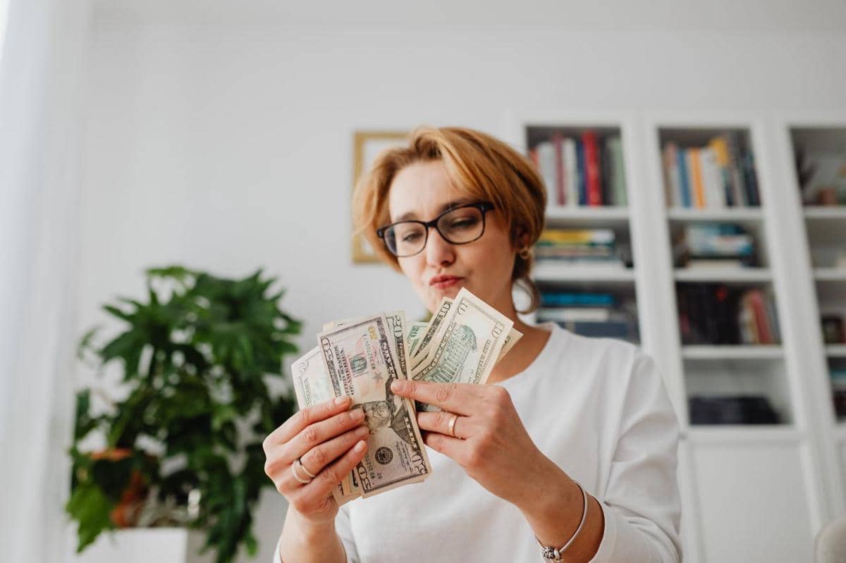 Mau Gaji Pertama Tidak Cepat Habis? Terapkan 5 Tips Keuangan Ini