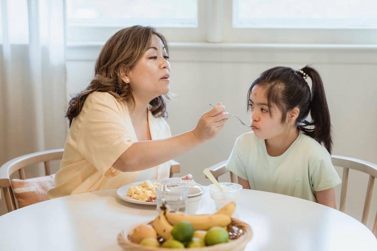 ilustrasi menyuapi anak makan