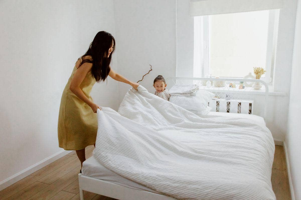 ilustrasi mengganti sprei katun agar tempat tidur terasa dingin