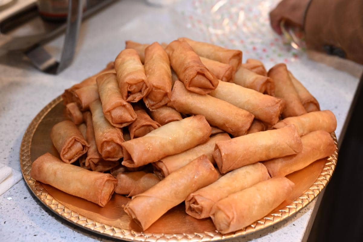 ilustrasi lumpia isi rebung udang