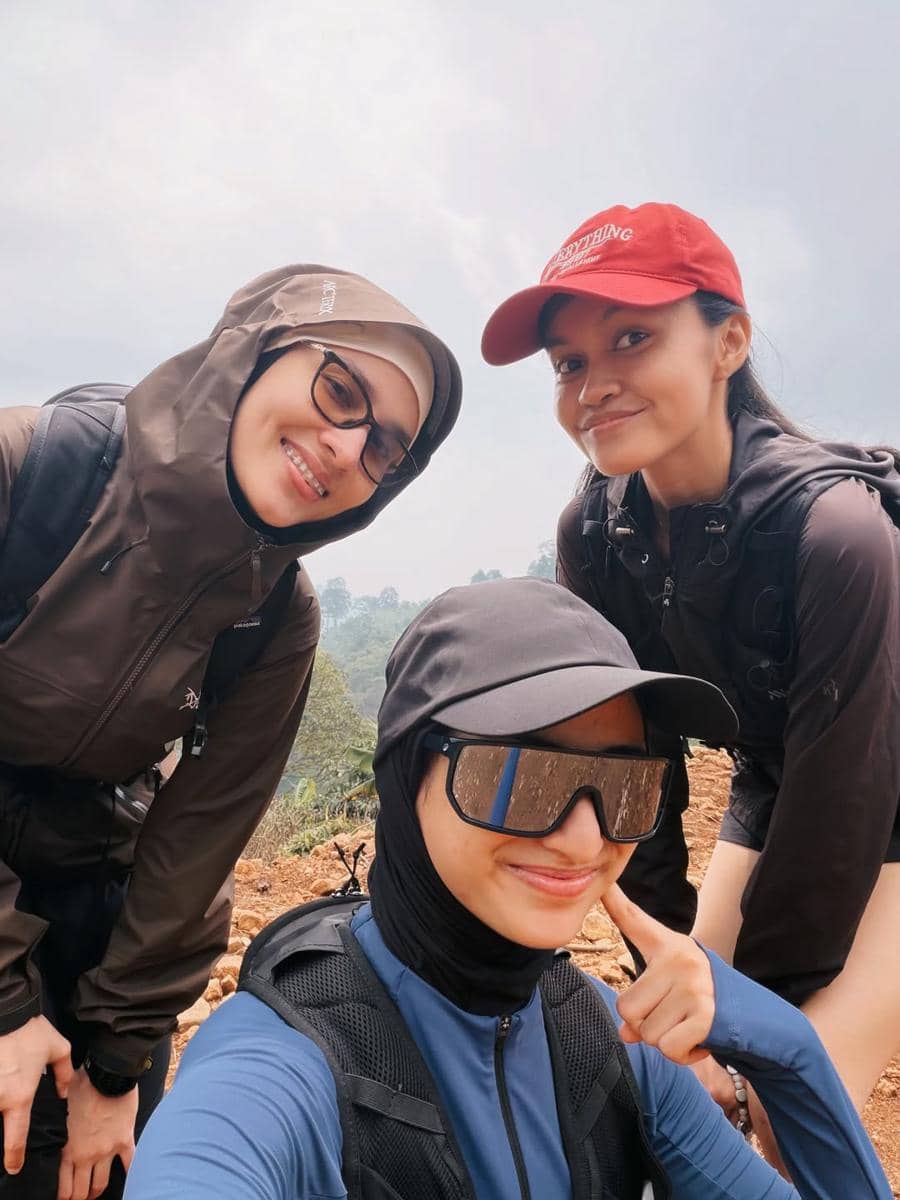Dwi Handayani trekking ke Cisadon, Sentul