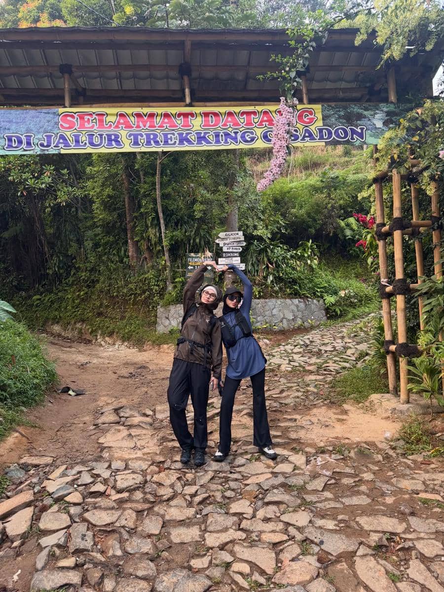Dwi Handayani trekking ke Cisadon, Sentul
