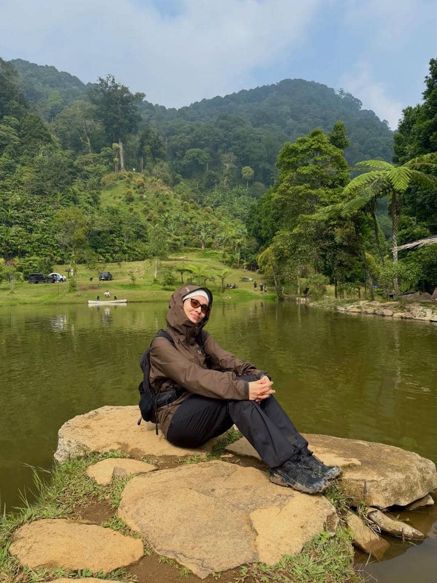 Dwi Handayani trekking ke Cisadon, Sentul