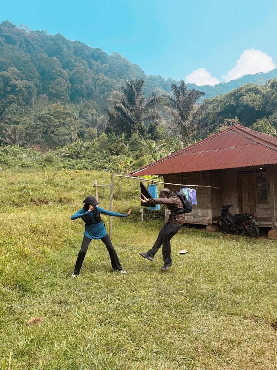 Dwi Handayani trekking ke Cisadon, Sentul
