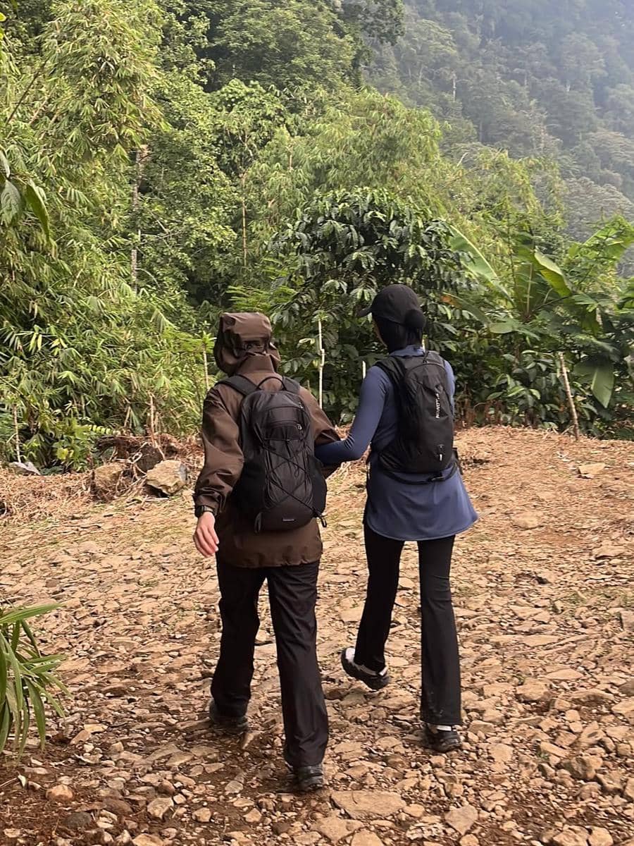 Dwi Handayani trekking ke Cisadon, Sentul