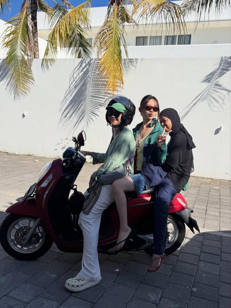Zaskia Adya Mecca ajak keluarga jalan-jalan di Pantai Sanur