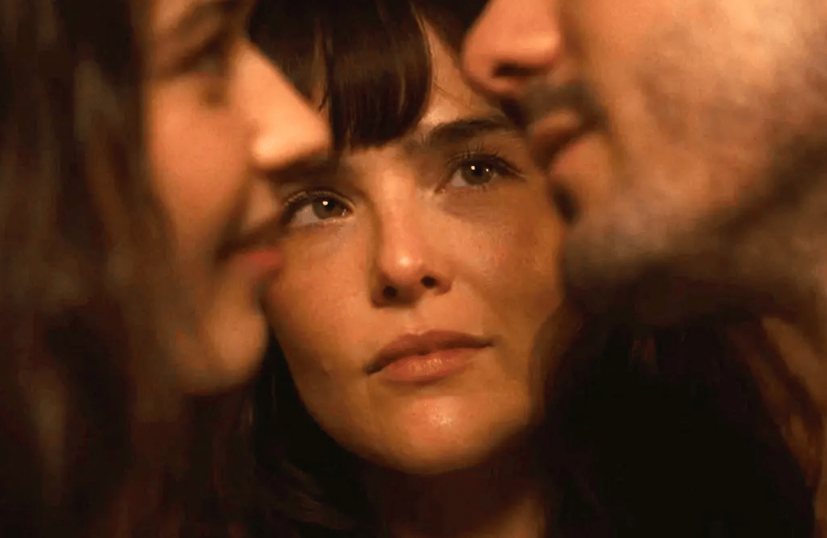 Zoey Deutch dalam The Threesome