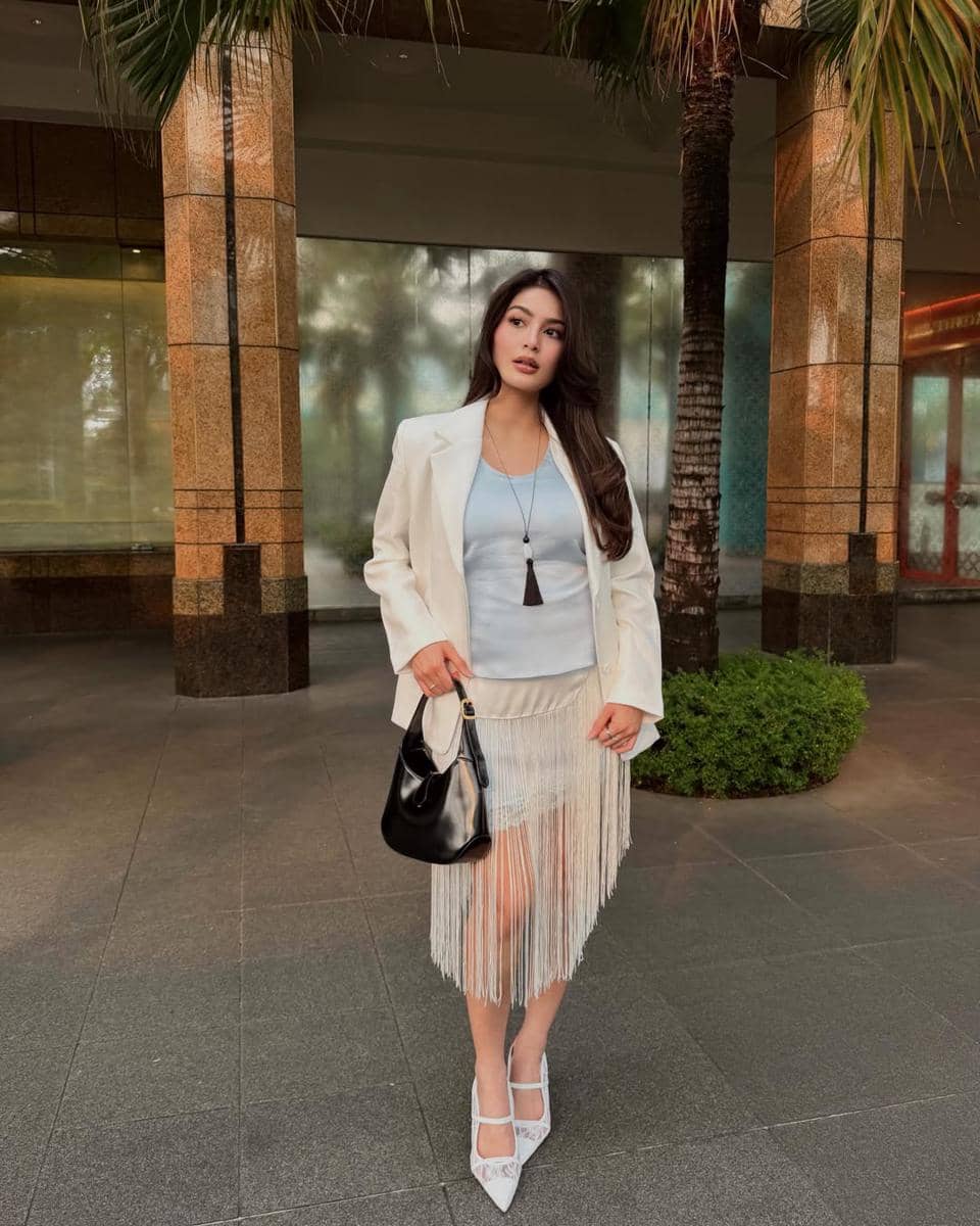 Inspirasi OOTD ala Debi Sagita