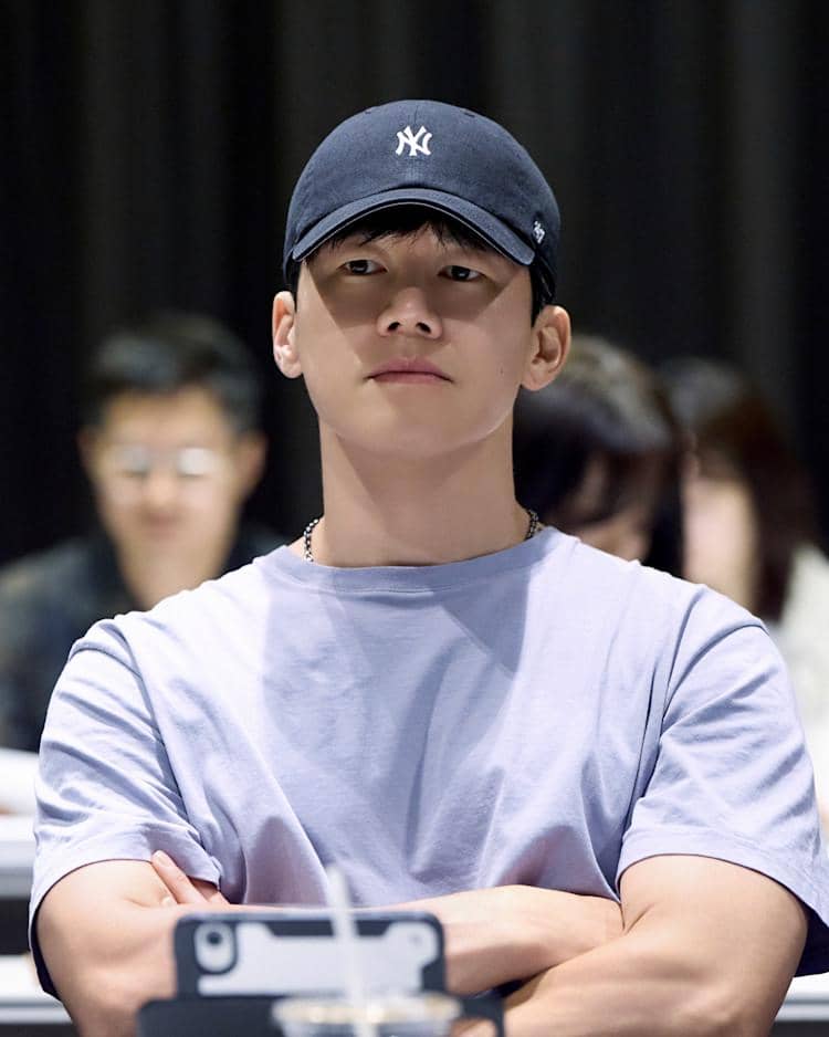 potret Kim Moo Yeol di momen pembacaan naskah drama Netflix First Doctor
