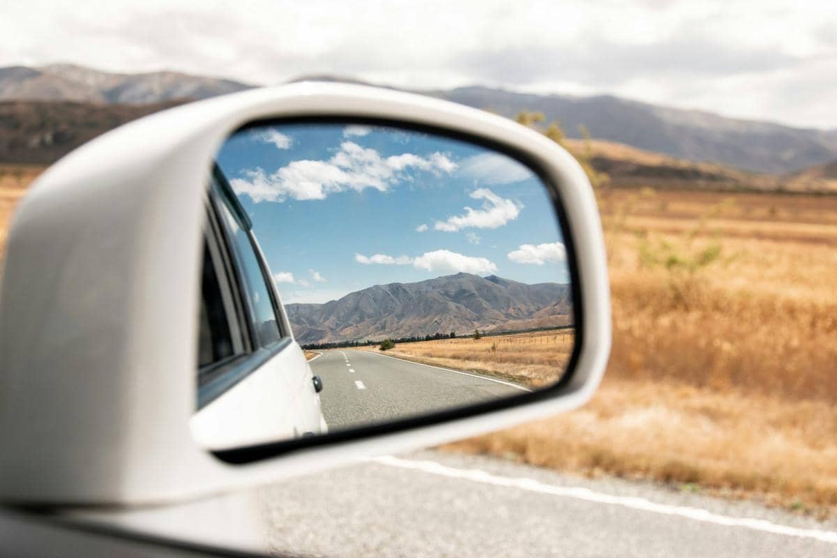 Kenapa Spion Mobil Cembung? Ternyata Ada Alasan Penting di Baliknya