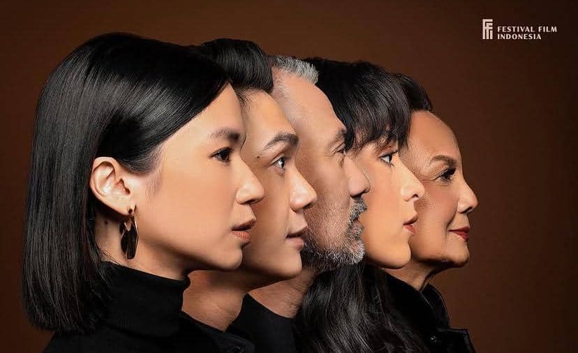 Lima orang duta Festival Film Indonesia 2023 berpose sejajar dalam profil samping dengan latar berwarna cokelat dan pencahayaan hangat.