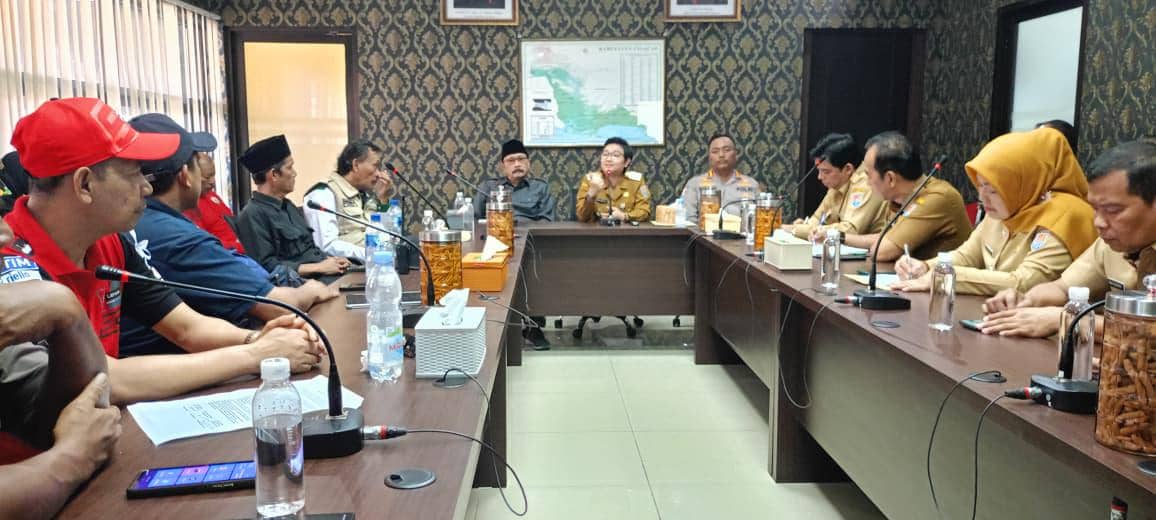 Plt Bupati Cilacap Ammy Amalia Fatma Surya memimpin rapat bersama pejabat daerah dan perwakilan masyarakat di ruang pertemuan pemerintah daerah.